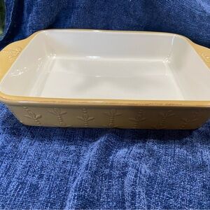Elegant Tan and Cream Baking Dish